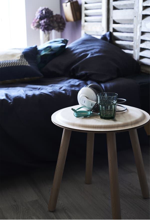 Tabouret utilisé comme table de chevet.