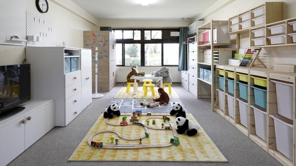 幼児たちが毎⽇過ごす幼児居室は、あまり圧迫感を与えず楽しく過ごせるよう、⽩とナチュラルな⾊使いで、明るく開放的なスペースに。