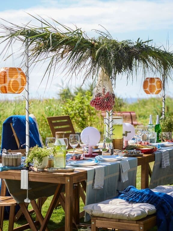 Tafel gedekt buiten met versiering en onze OUTDOOR lounge 