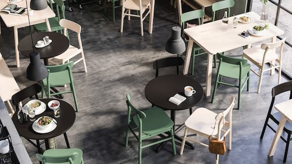 Tafels en stoelen in een horecagelegenheid