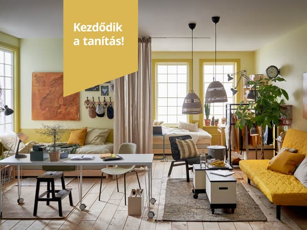 Tágas szoba világos sárga falakkal, sárga NYHAMN kanapéval és görgős RÅVAROR dohányzóasztalokkal.