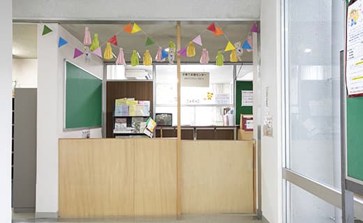 たくさんの色合いで、子どもたちが楽しい気持ちになるようなエントランスに変更。