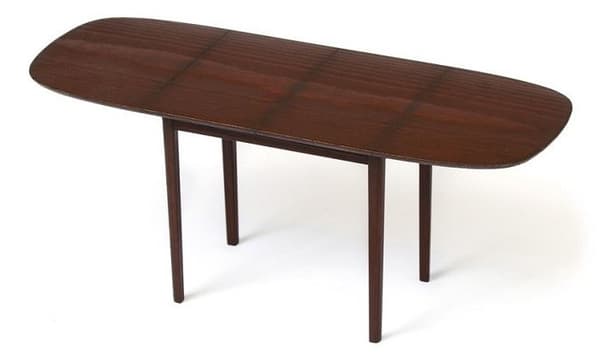 Tamsiai rudas RIGA valgomojo stalas IKEA asortimente pasirodė 1948 m.