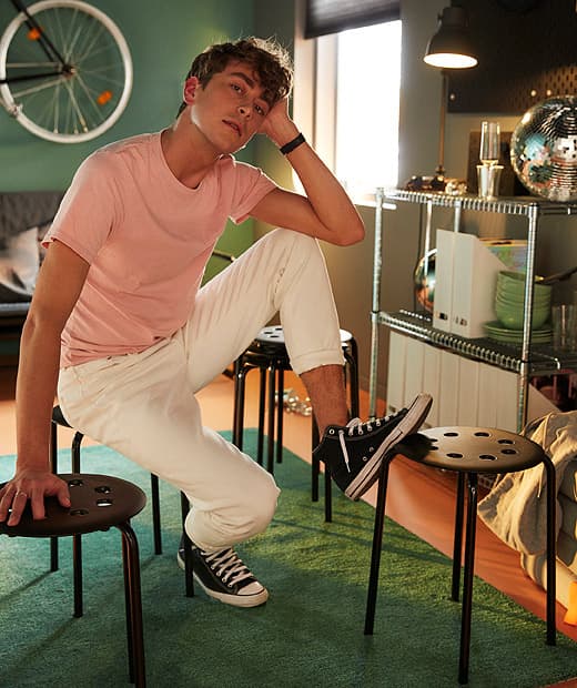 Tanuló ül egy fekete ülőkén.