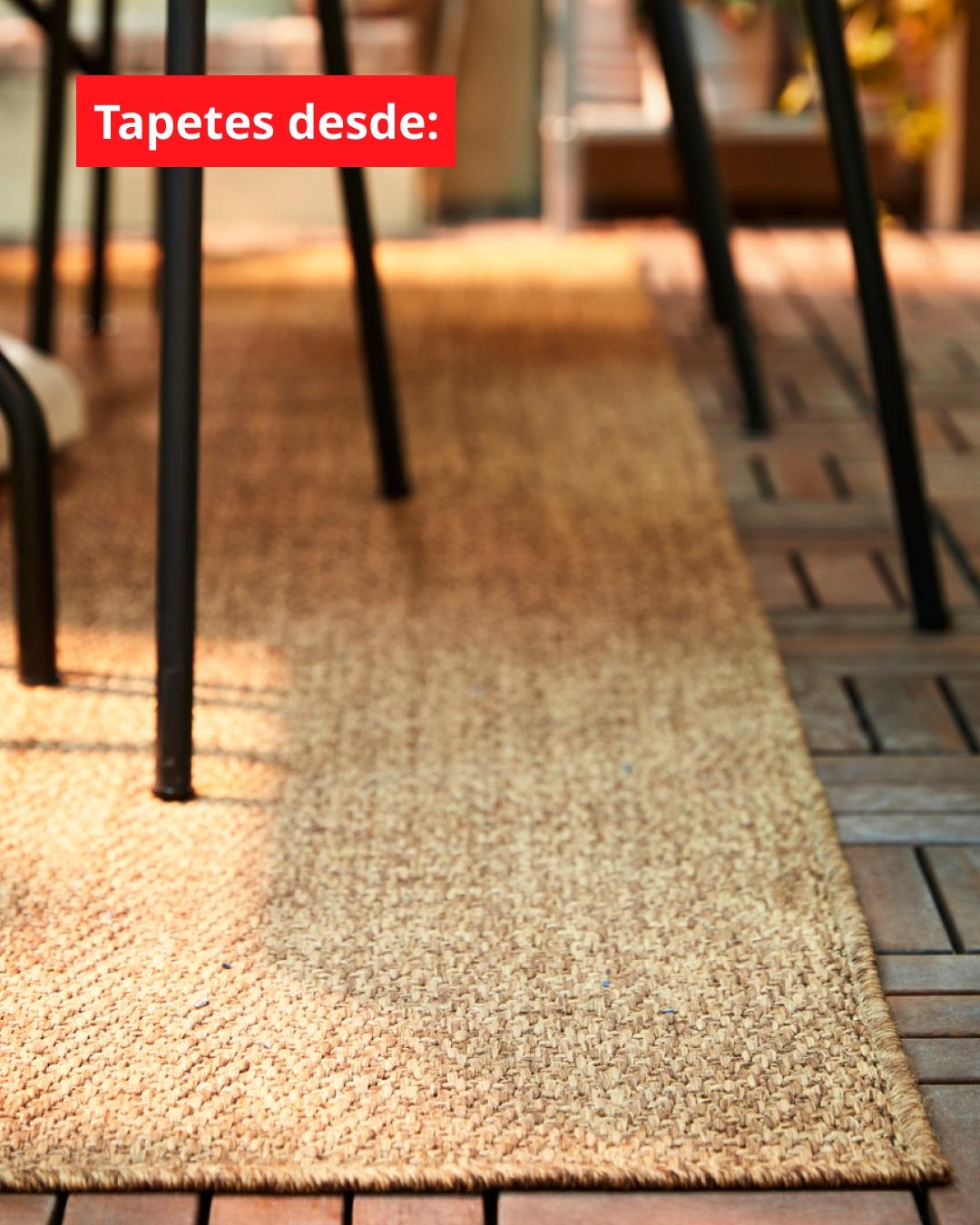 Tapete beige bajo silla de comedor