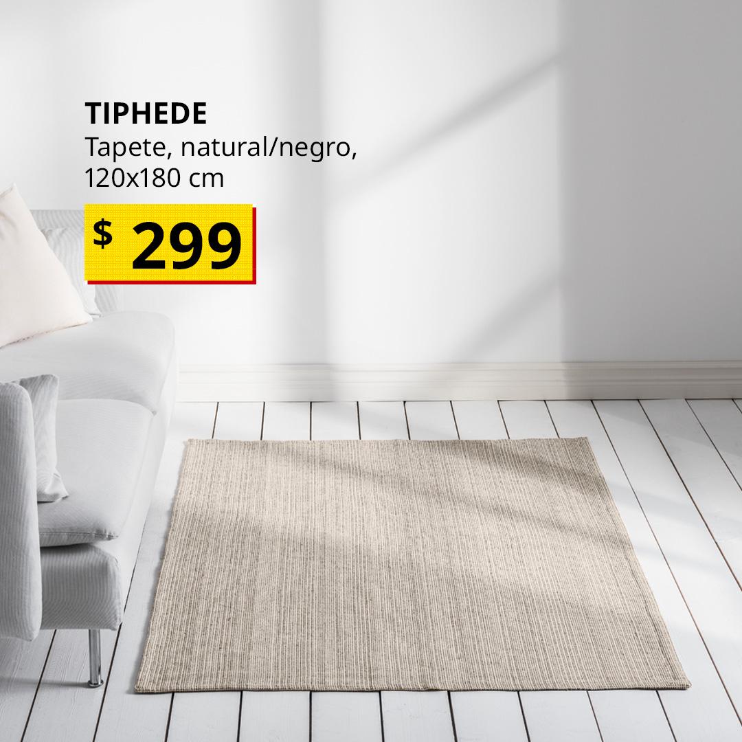 Tapete TIPHEDE en color natural con negro, de 120x180 cm, colocado en una sala con luz natural.
