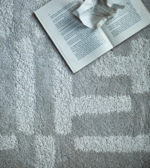 Tapis à poil épais à motif, vu d'en haut.