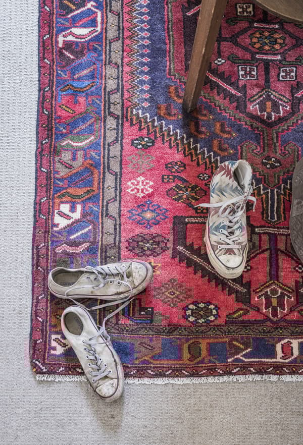 Tapis d'orient avec baskets.