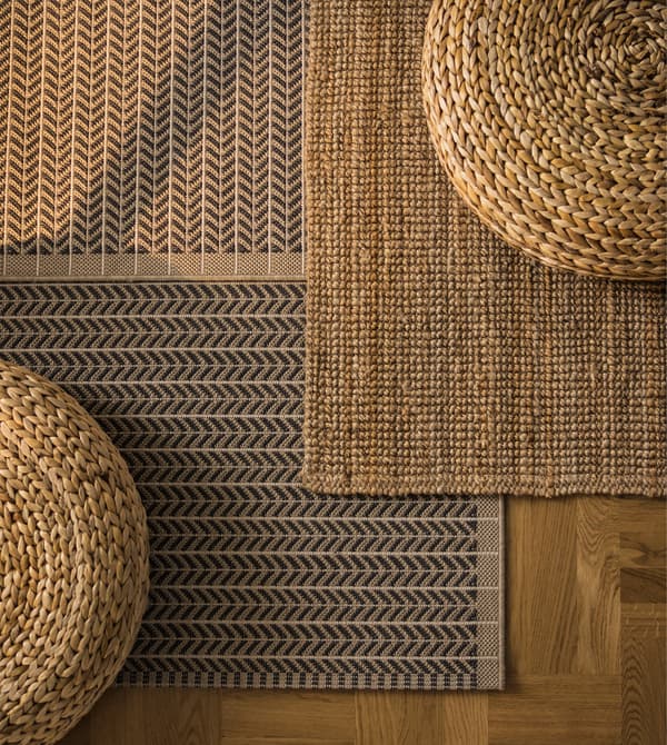 Tapis tissés et tabourets tressés, vus d'en haut.
