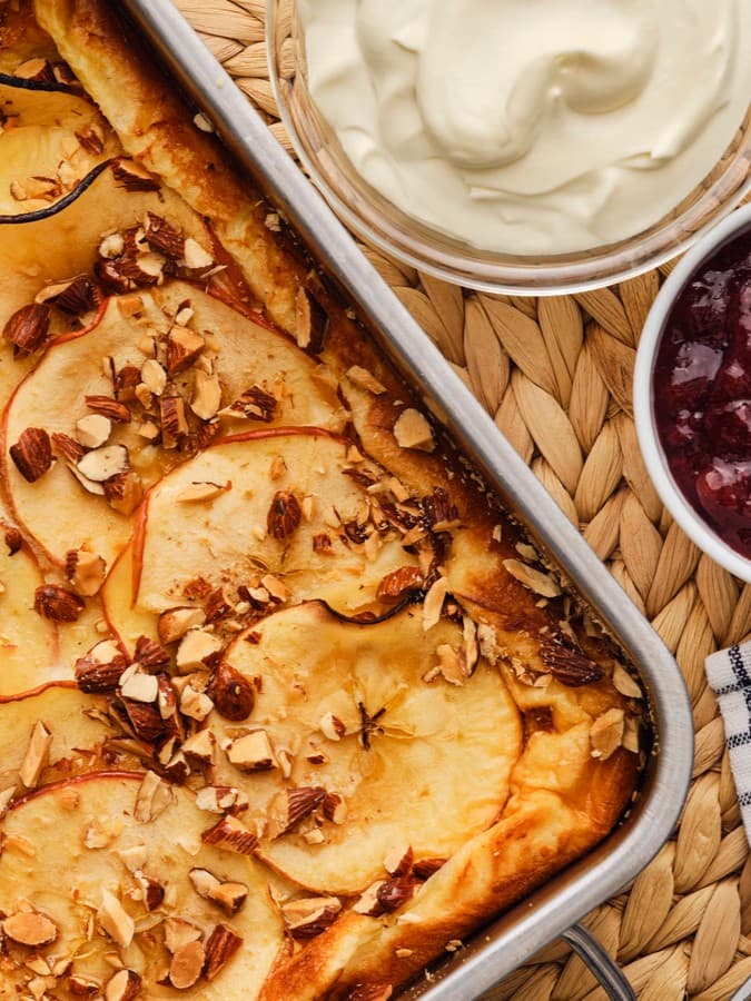 Tarta de manzana en un recipient metálico de horno.