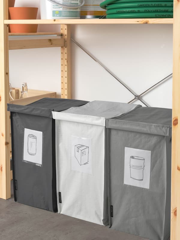 Tašky na tříděný odpad DIMPA v policovém dílu IVAR.