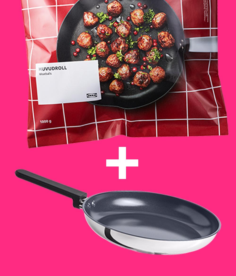 Tava s crnom drškom i pakiranje IKEA smrznutih mesnih okruglica "Huvudroll" od 1000 g, spojeni znakom plus na roza pozadini.