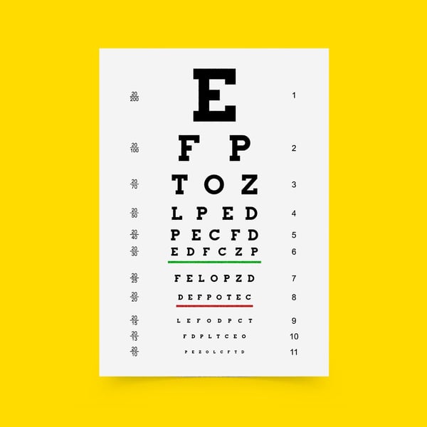 Tavla med bokstäver i olika storlekar för synkontroll, mot gul bakgrund.