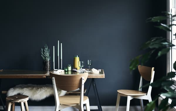 Tavolo da pranzo contro una parete blu scuro - IKEA
