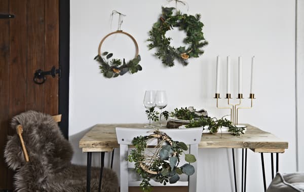 Tavolo decorato con ghirlande e accessori - IKEA