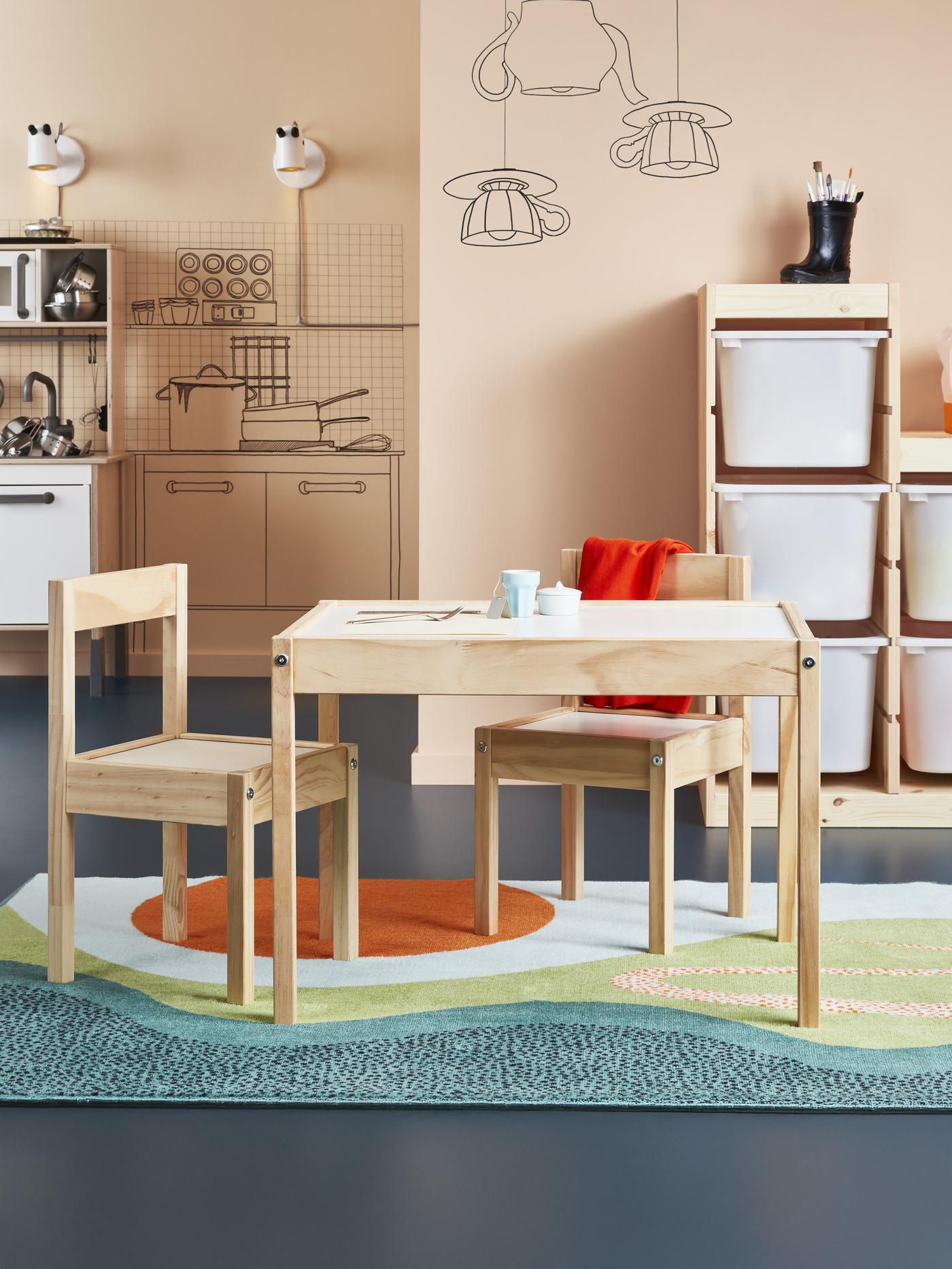 Tavolo e sedie da bambino in una stanza dei giochi creativa e colorata.