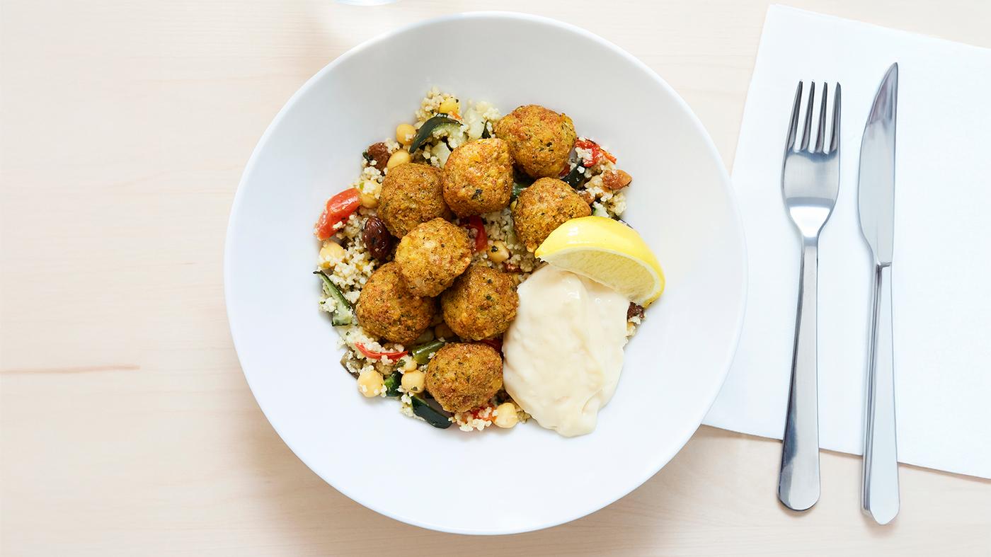 Tavolo marrone chiaro con un piatto di polpette Ikea