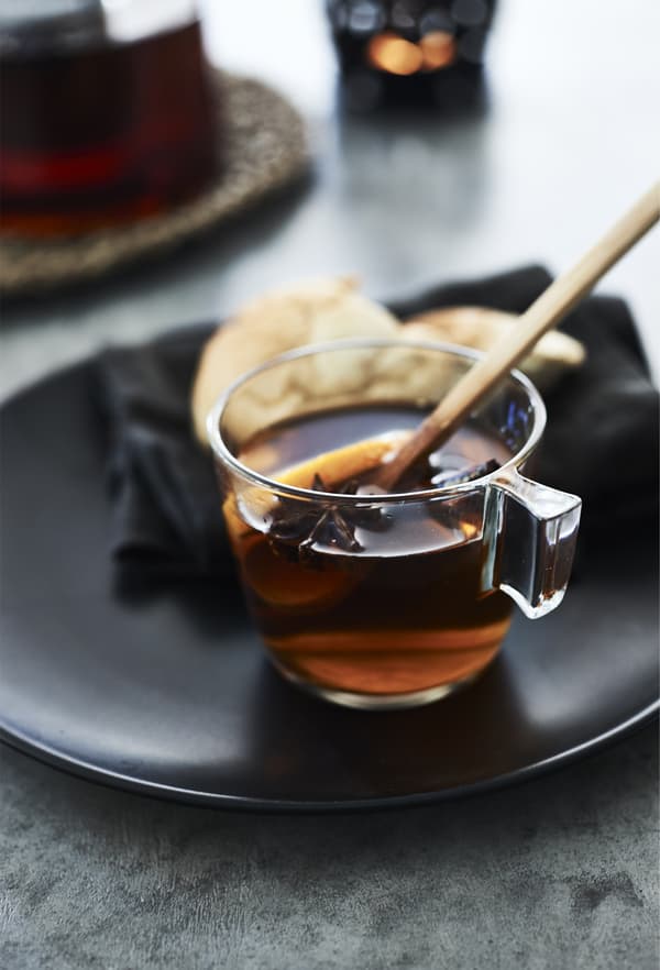 Tazza di tè in vetro su piatto nero - IKEA