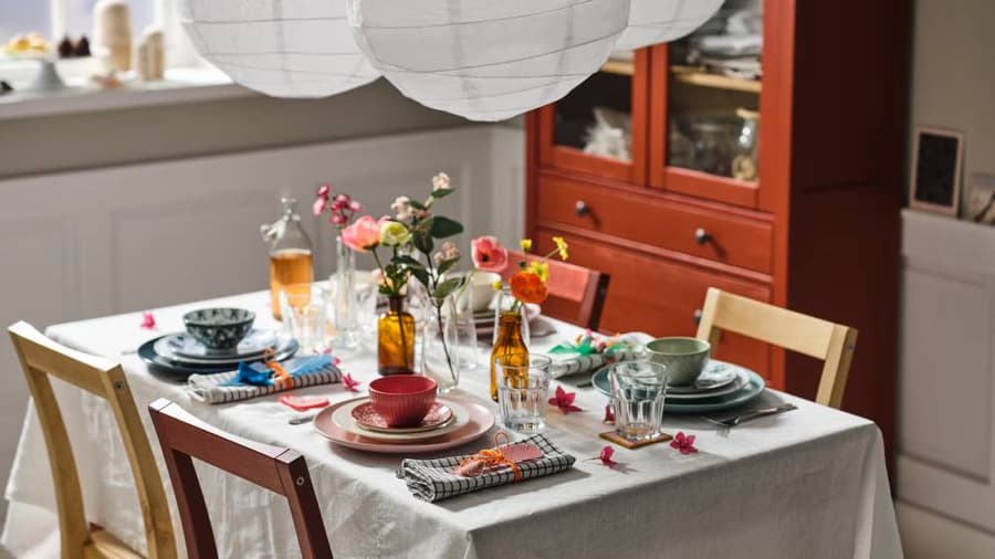 テーブルクロスの選び方とは？おしゃれなコーディネート例や敷き方も 