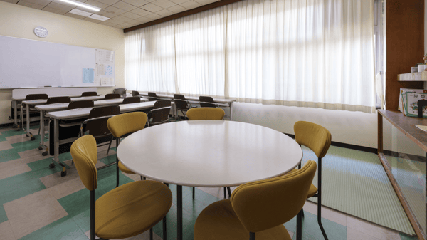 丸テーブルやいすや学習デスクがあるフリースペースBefore