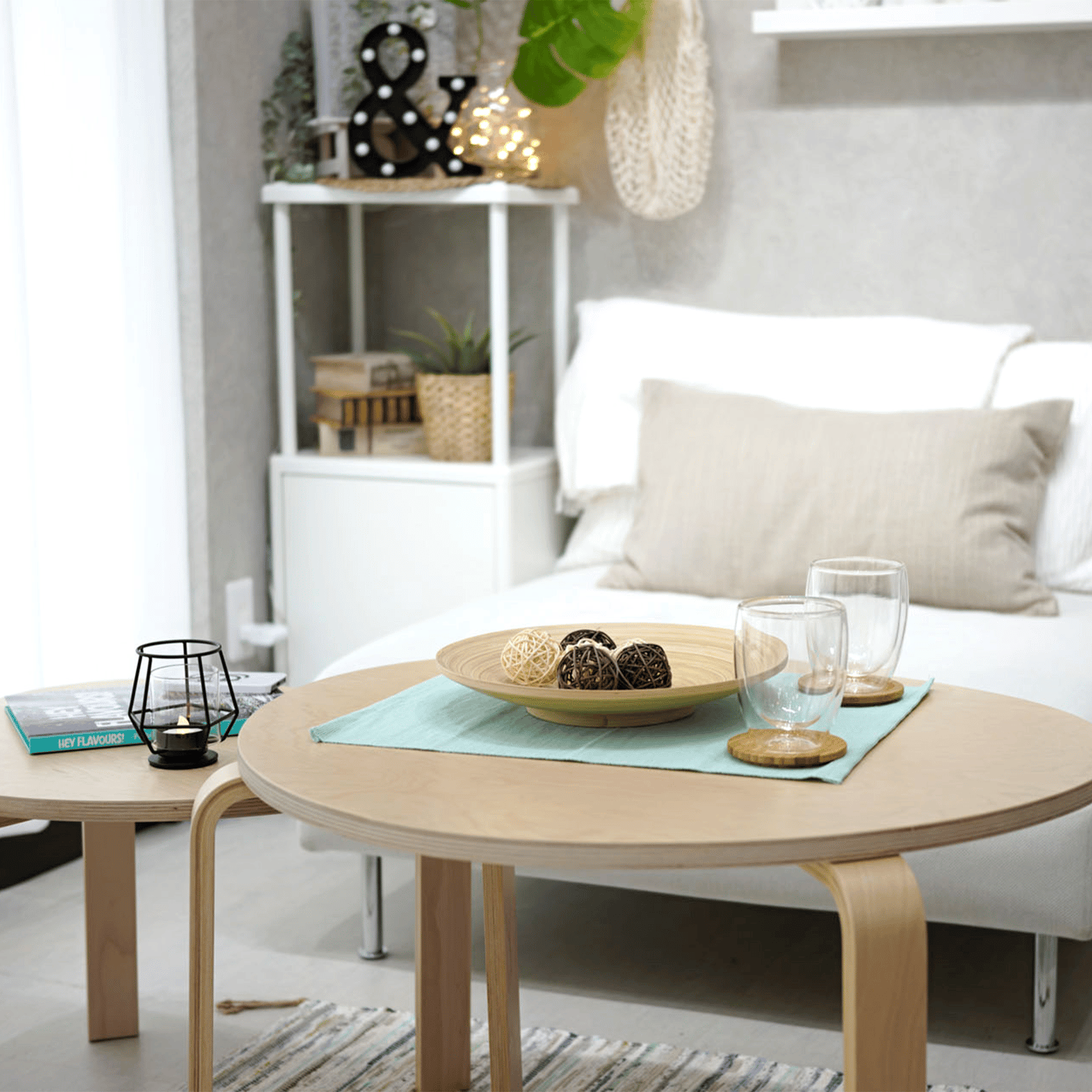 丸テーブルやソファーがある部屋