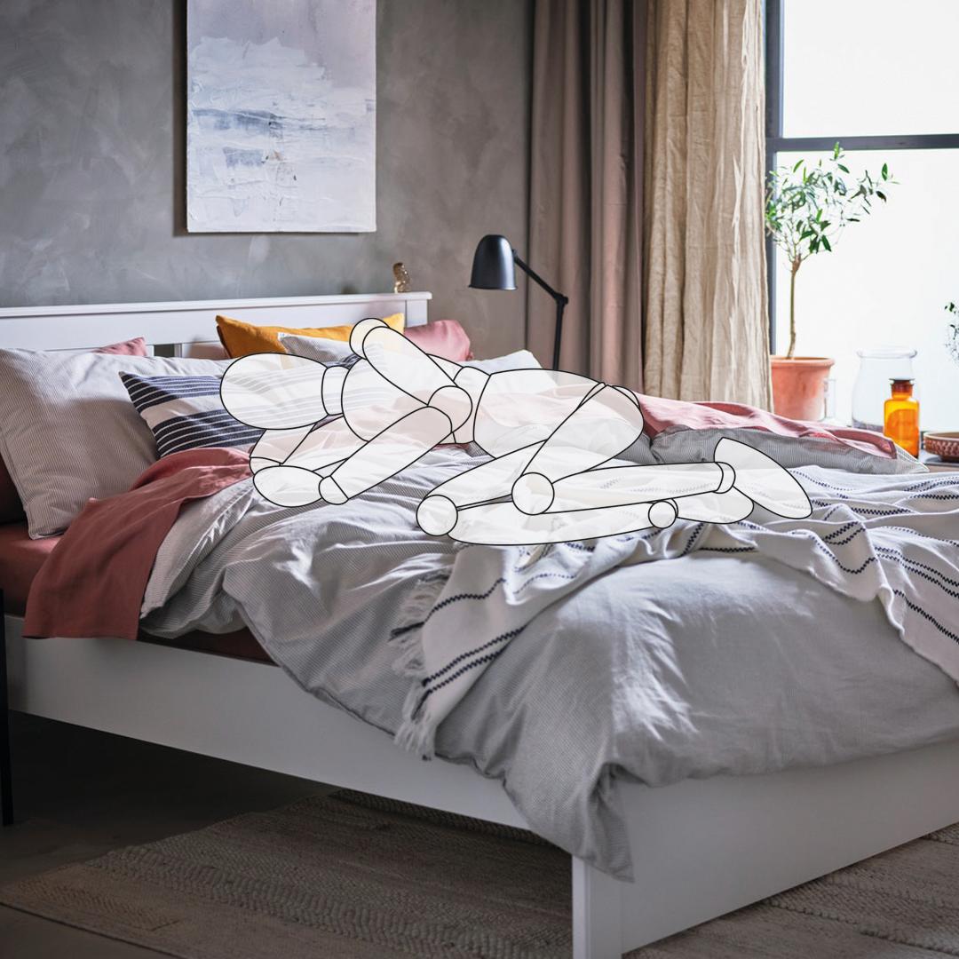 Tegning av ei dukke som ligger i ei seng med sengetøy og et grått pledd under en grå sengehimmel.