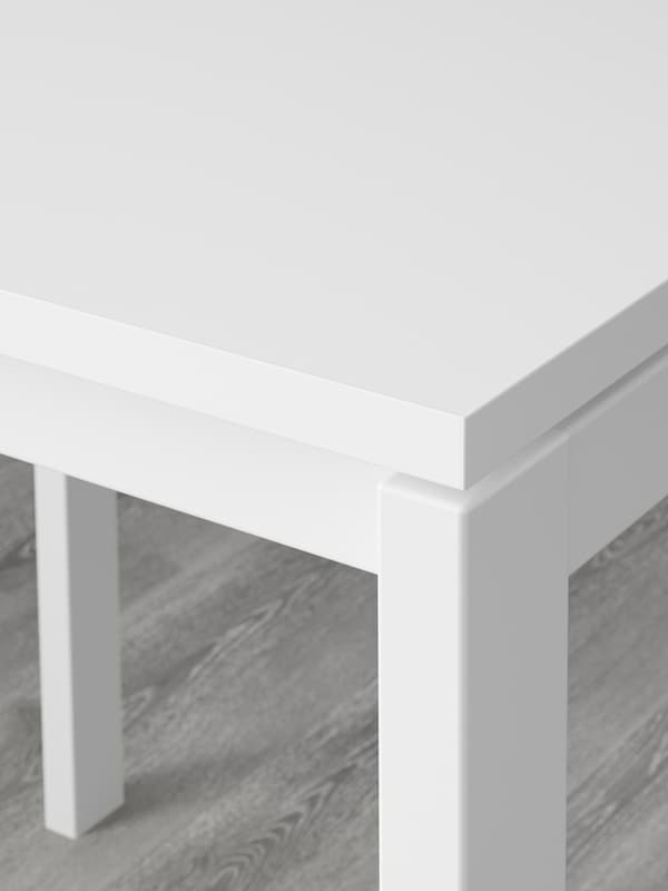 Teil einer weißen MELLTORP Tischplatte aus robustem Melamin.