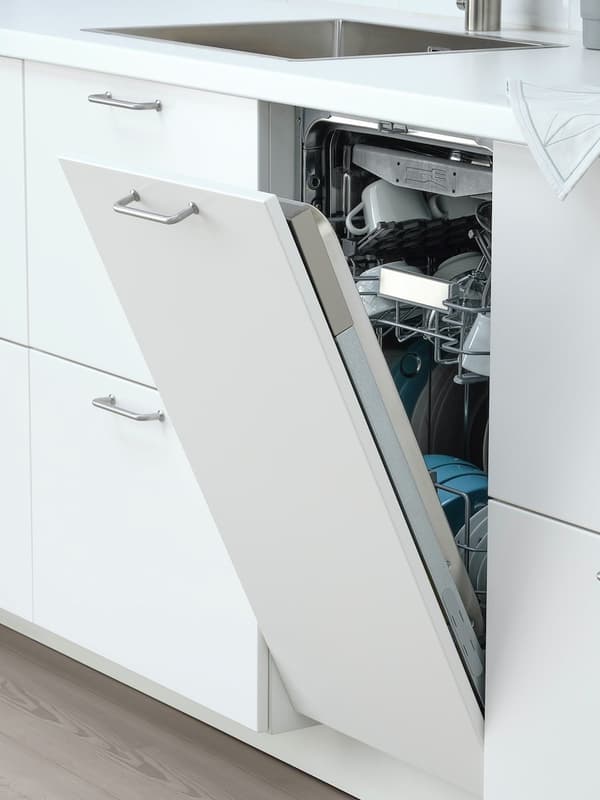 Teilgeöffnete Einbau-Spülmaschine in moderner weißer Küche – praktische Lösung für stilvolle Küchenplanung.