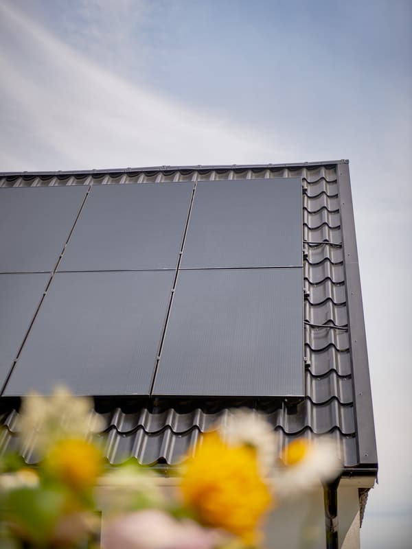 Tejado de una vivienda con placas solares