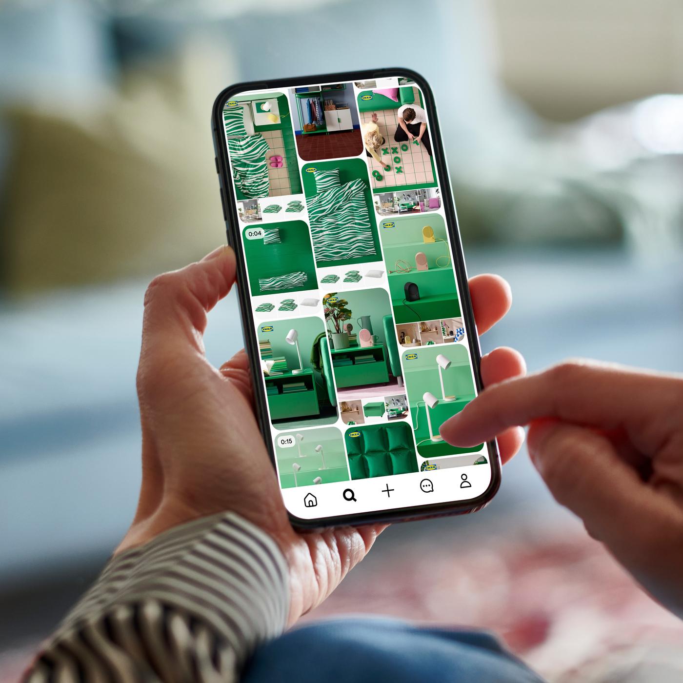 Telefon na kórym osoba przegląda piny na Pinterest IKEA Polska.