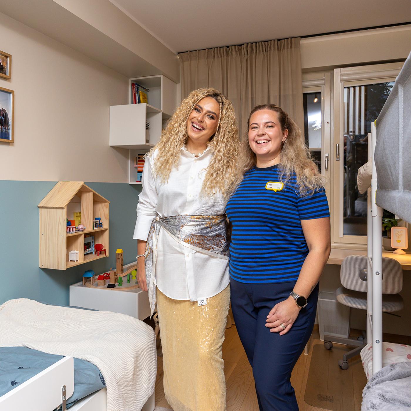 Telesaate juht ja IKEA disainer seisavad rõõmsalt keset rahulikes toonides lastetuba.