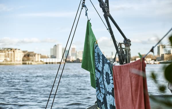 Teli appesi ad asciugare su una house boat - IKEA