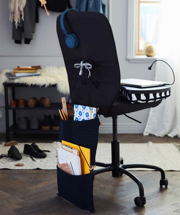 Teljes munkaterületté alakított forgószék, laptop tartóval, csíptetős világítással és tananyagokkal.