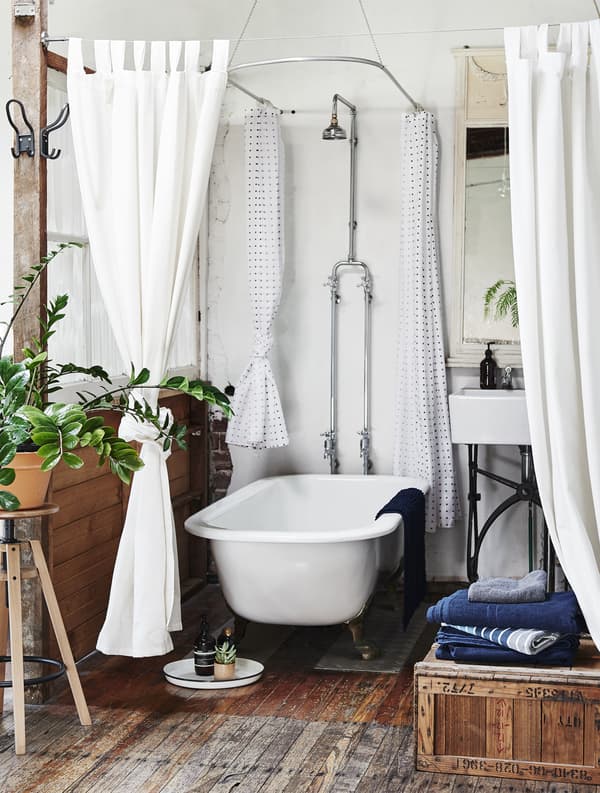 Tende e piante attorno a una vasca.