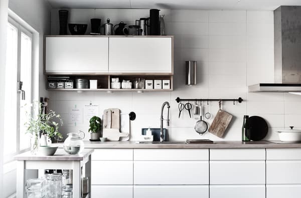 Tenere in vista gli utensili della cucina è un modo per sfruttare le pareti inutilizzate.