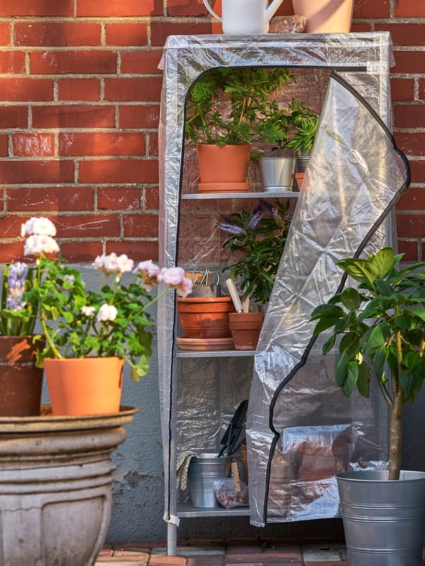 Terasa s policovým dílem zakrytým obalem HYLLIS.