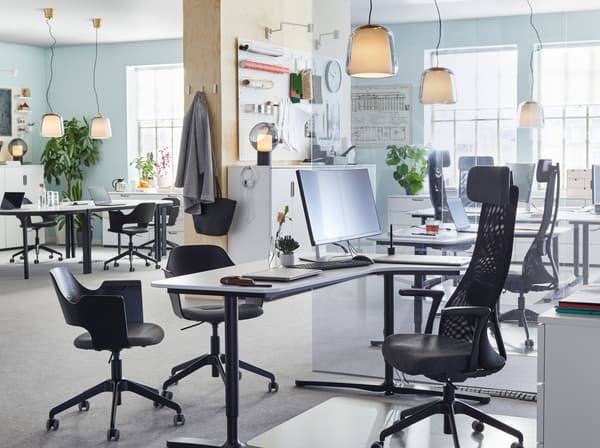 Teremts egészséges egyensúlyt az irodai és az otthoni élet között olyan ergonomikus és kényelmes bútorokkal, mint a JÄRVFJÄLLET állítható fekete irodai szék és a BEKANT sima fehér íróasztal.
