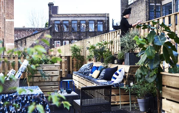 Terrasse extérieure avec textiles.