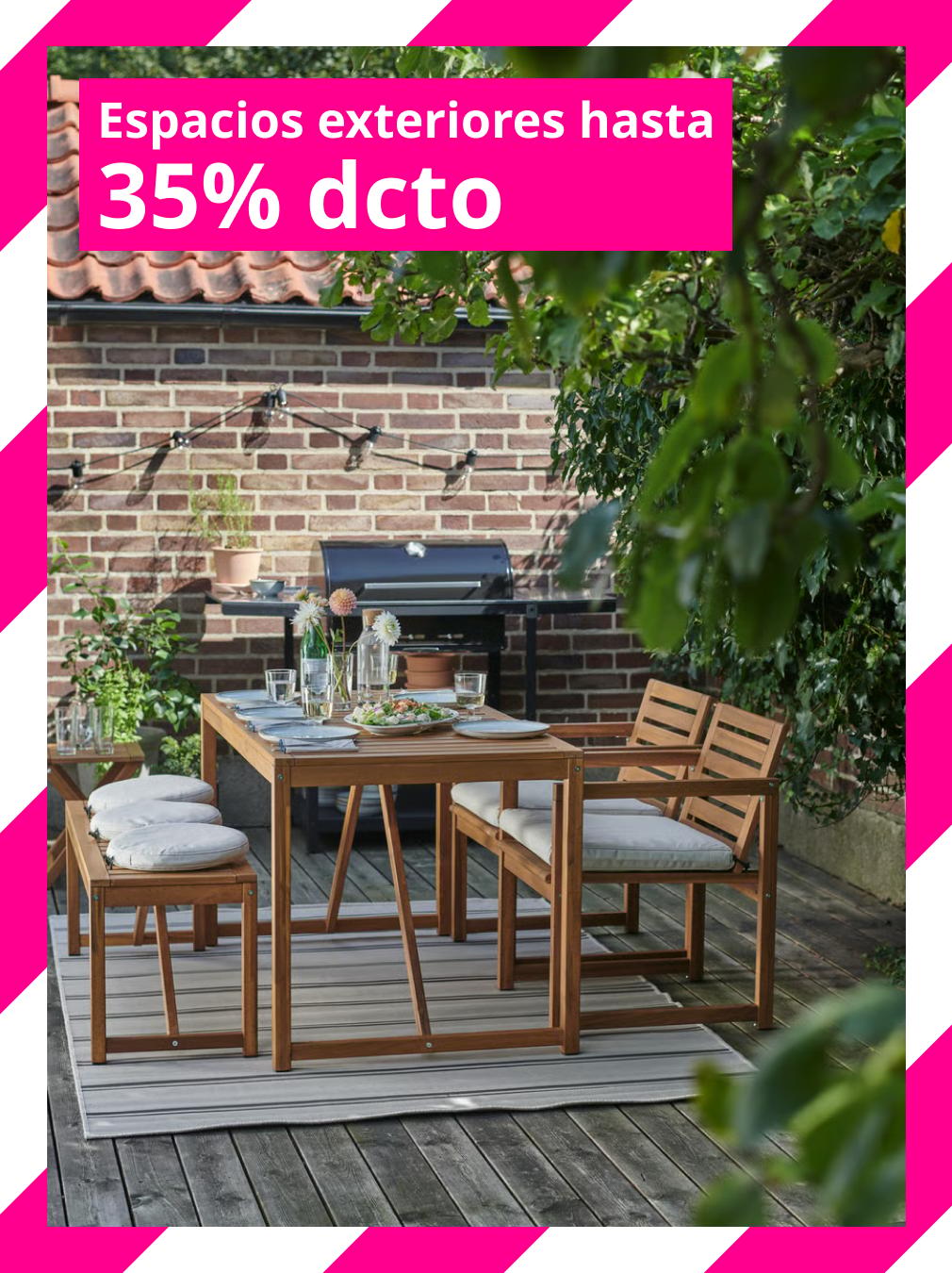 Terraza con mesa y asientos de madera, vajilla, plantas y barbacoa. Texto: “Espacios exteriores hasta 35% dcto”.