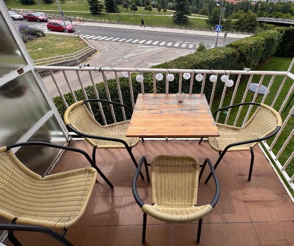 Terraza con mesa y cuatro sillas.