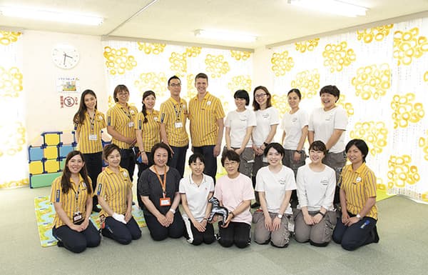 長久手市子育て支援センターの方々との集合写真。