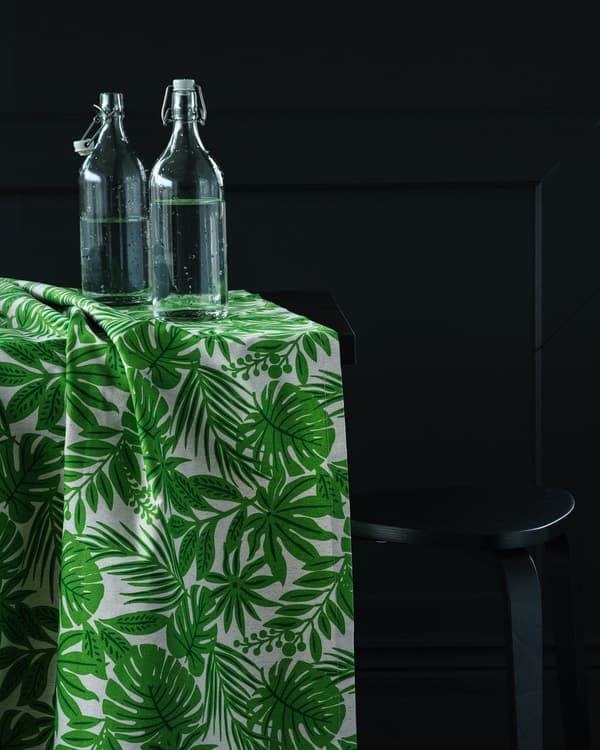 Tessuto FORTSKRIDA con trame tropicali. Sopra alcune bottiglie KORKEN.