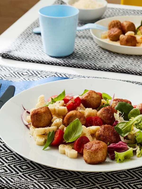 Tésztasaláta HUVUDROLL csirkés húsgolyóval.