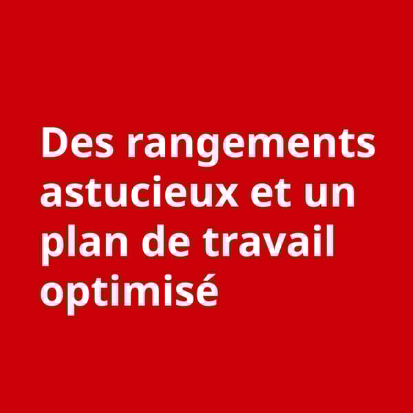 Texte blanc "des rangements astucieux et un plan de travail optimisé" sur fond rouge