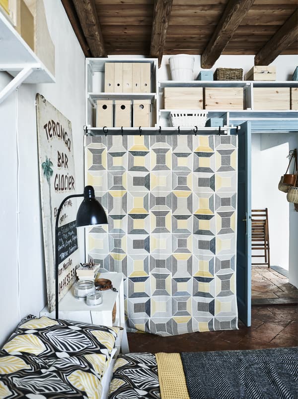 Textiles graphiques en jaune, noir et blanc, dans une chambre à coucher.