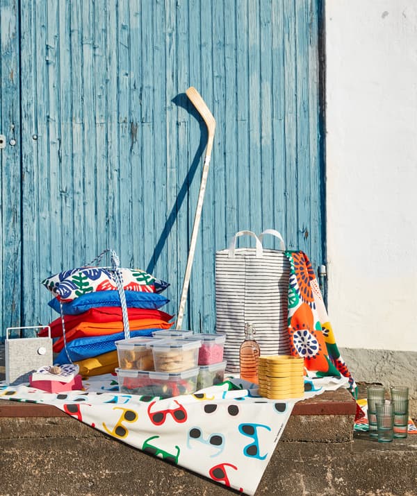 Textiles pour fêtes estivales, assiettes et amuse-bouche et sac à linge noir et blanc KLUNKA pour transporter le tout.