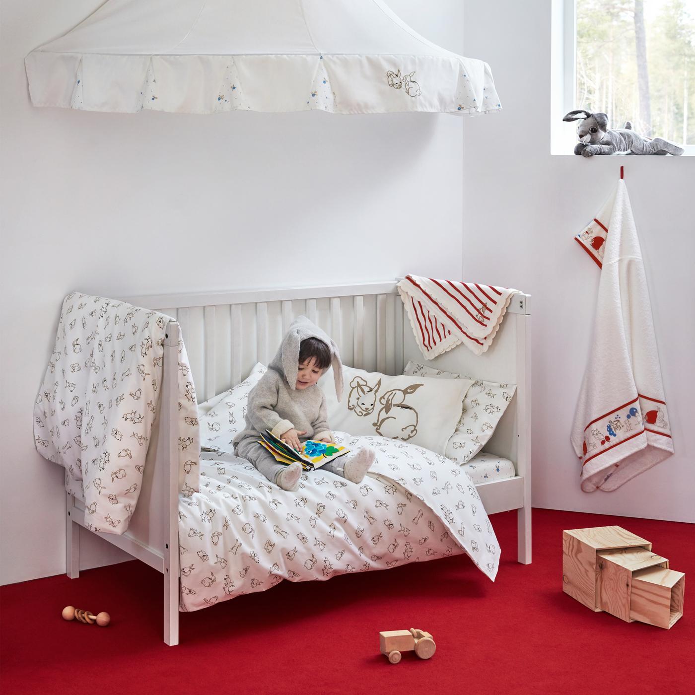 Textílie RÖDHAKE pre bábätká s priateľským vzorom na posteľných obliečkach, deke, baldachýne a ďalších výrobkoch.