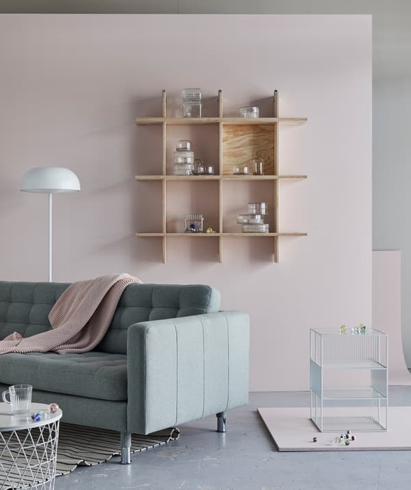 The clean lines of a LANDSKRONA sofa and sparsely filled shelves surrounded by empty floor and wall space help create a relaxing calm.