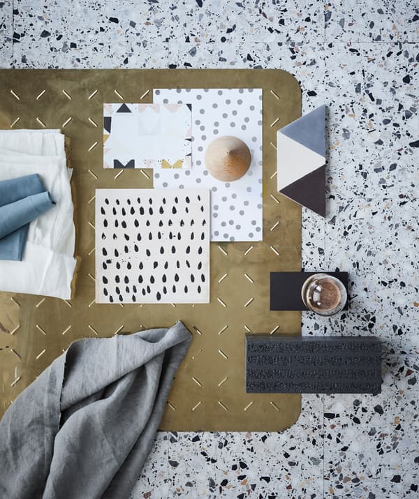 The end-of-summer look is characterised by organic textures and graphic patterns. Here a mix of simple patterns with dots and blocks on paper and tiles, as well as notes of textiles, glass and brass.