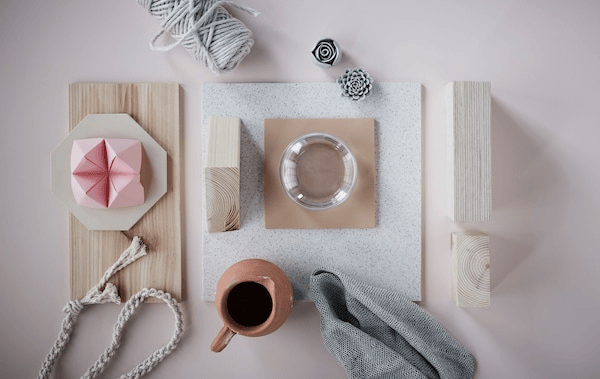 The end-of-summer look is characterised by soft pastels, natural materials and minimalistic lines, like in this collage of light wood, textile fibres and ceramics.